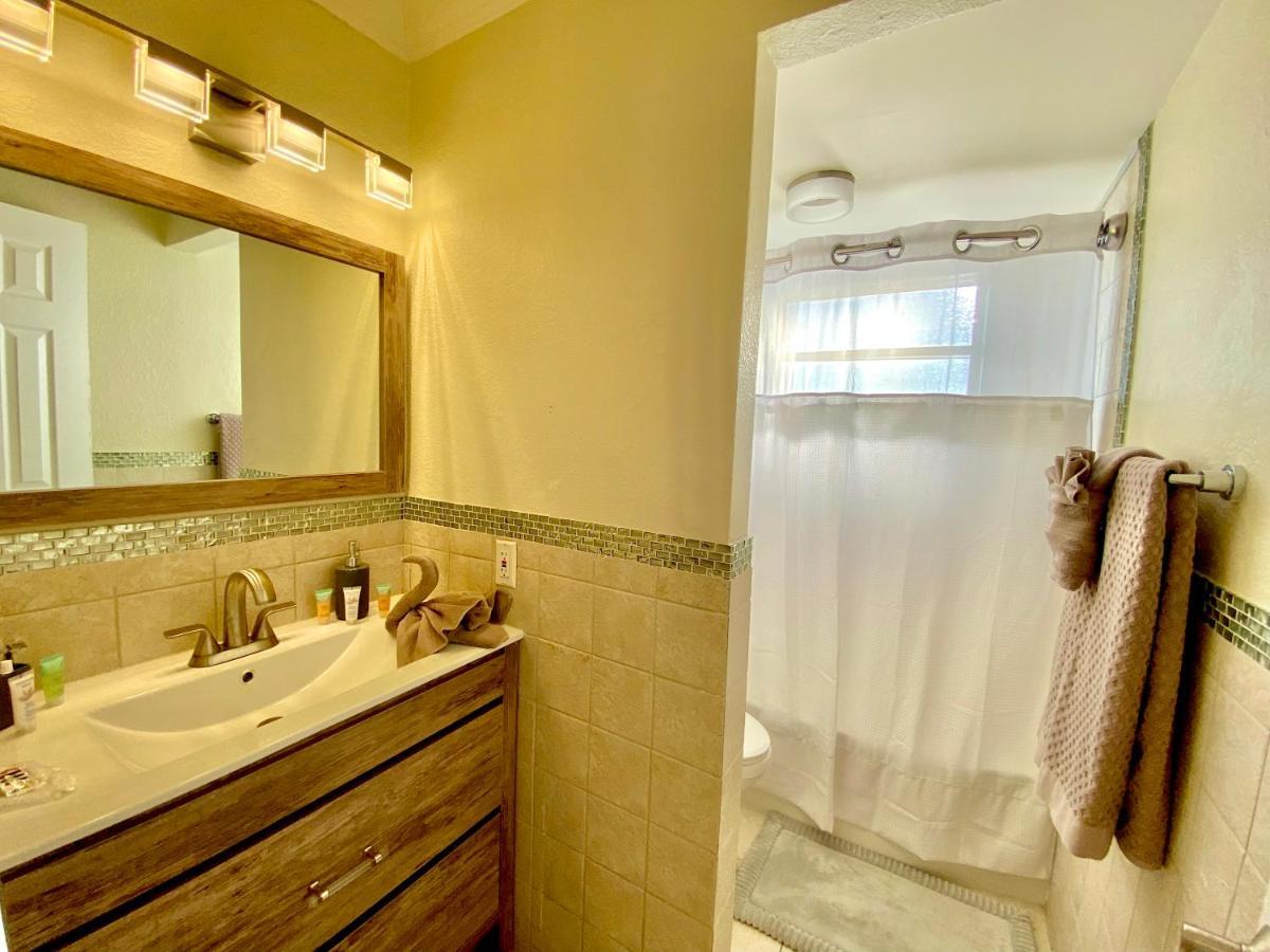 Deluxe Waterfront One Bedroom With Miami Skyline View, Free Parking 5 Mins Drive To Miami Apartment *