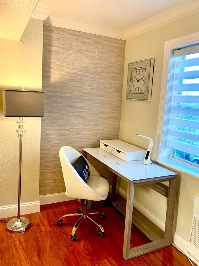 Deluxe Waterfront One Bedroom With Miami Skyline View, Free Parking 5 Mins Drive To Miami Miami Beach