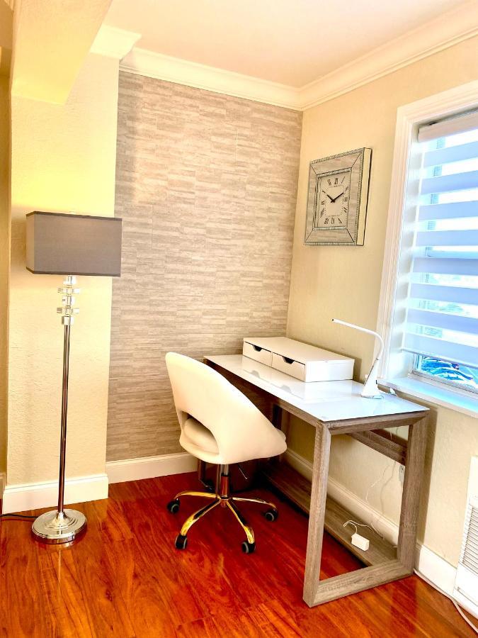 Deluxe Waterfront One Bedroom With Miami Skyline View, Free Parking 5 Mins Drive To Miami Apartment *