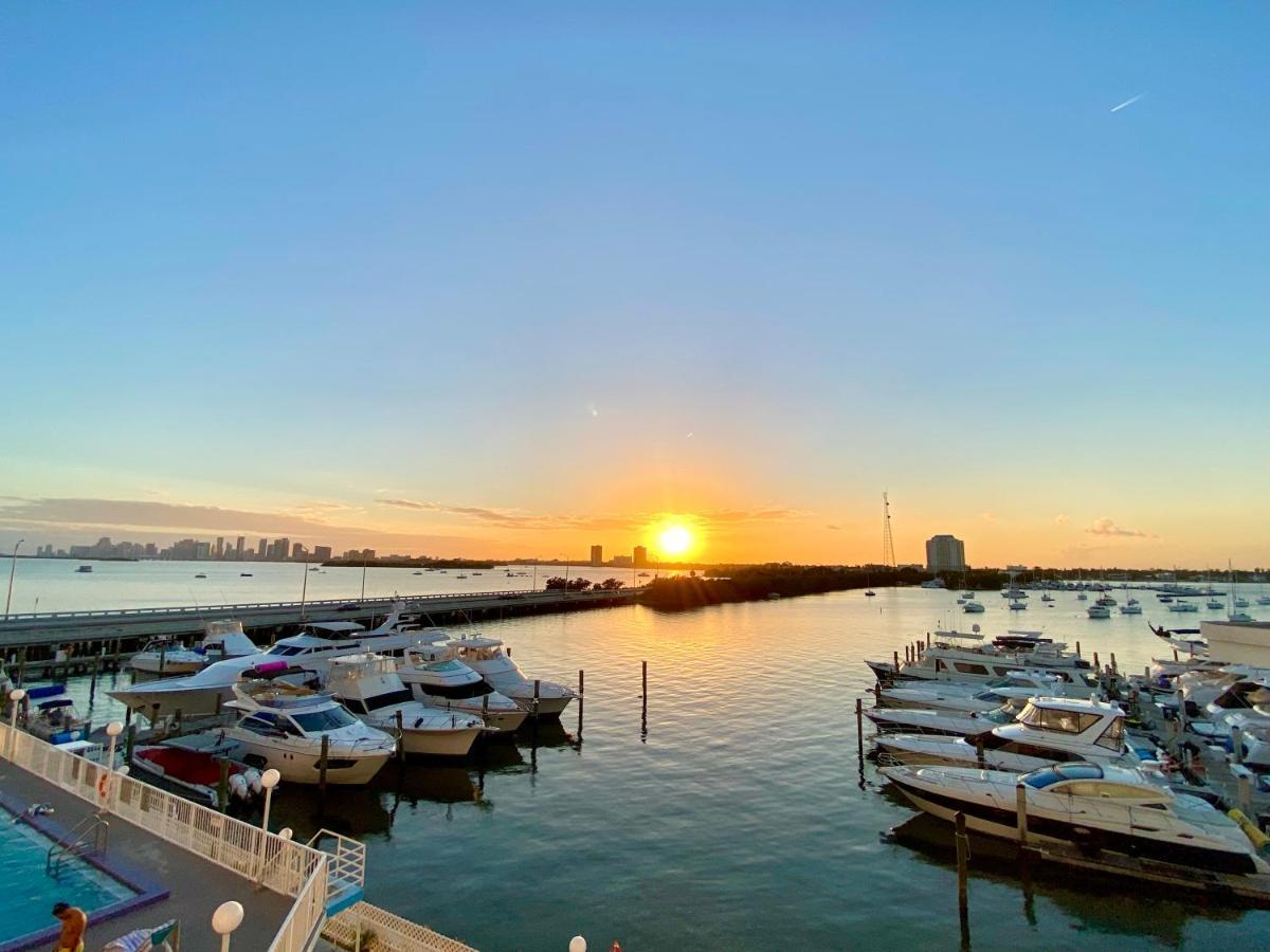 Deluxe Waterfront One Bedroom With Miami Skyline View, Free Parking 5 Mins Drive To Miami * Miami Beach
