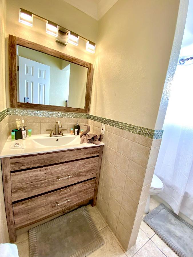 Deluxe Waterfront One Bedroom With Miami Skyline View, Free Parking 5 Mins Drive To Miami Apartment *