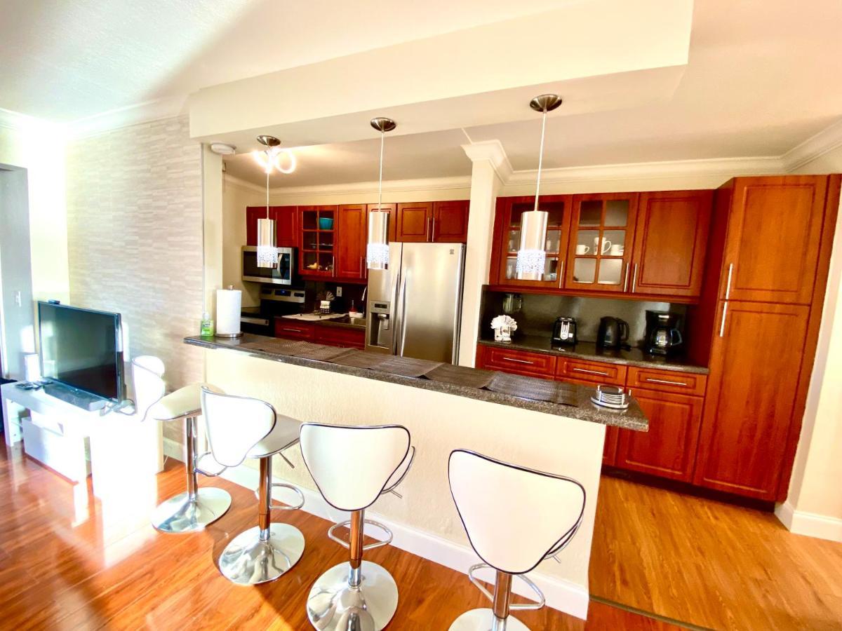 Deluxe Waterfront One Bedroom With Miami Skyline View, Free Parking 5 Mins Drive To Miami *