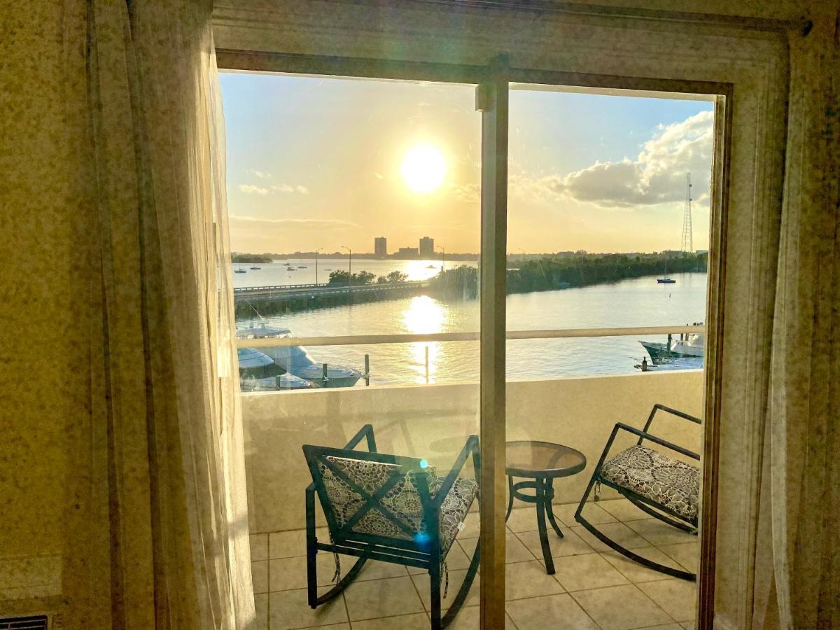Deluxe Waterfront One Bedroom With Miami Skyline View, Free Parking 5 Mins Drive To Miami