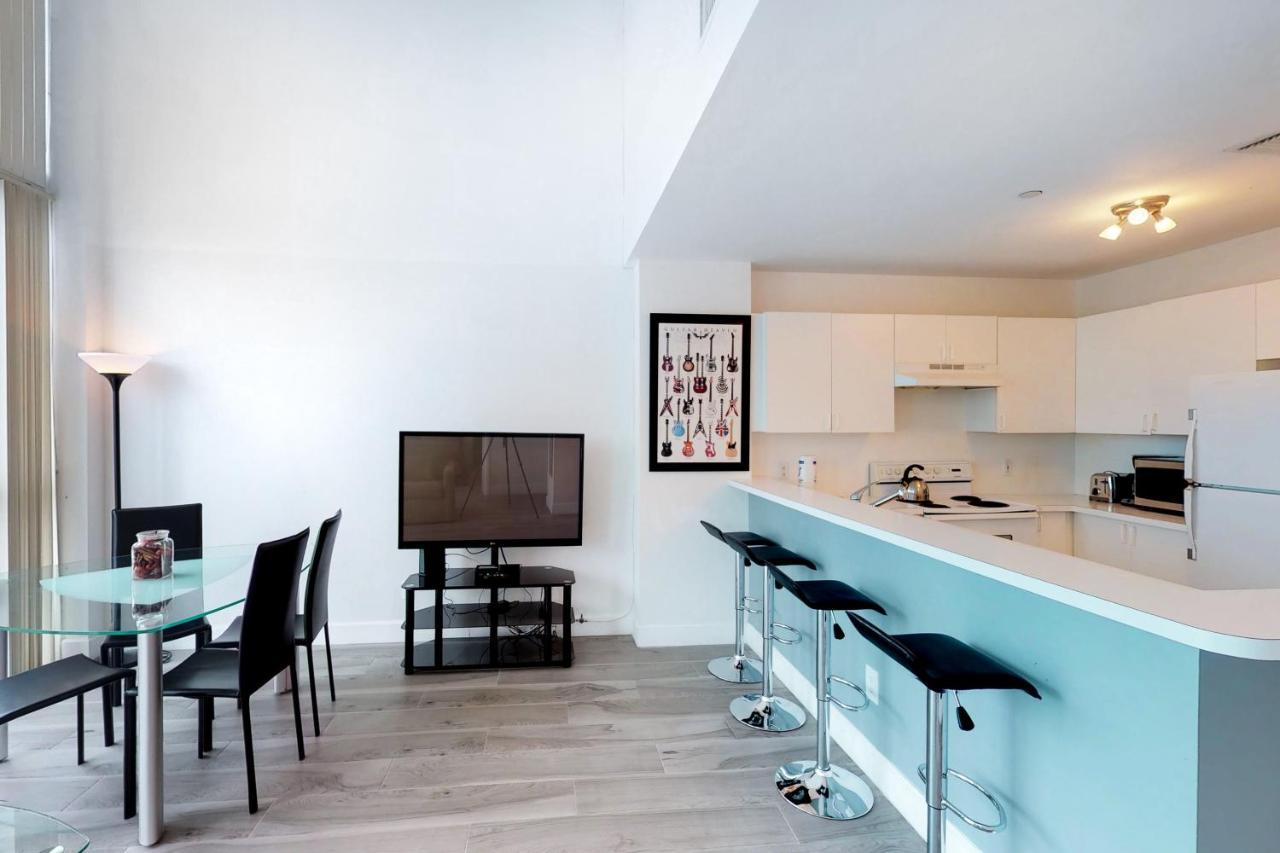 Castle Beach: Rumba * Miami Beach