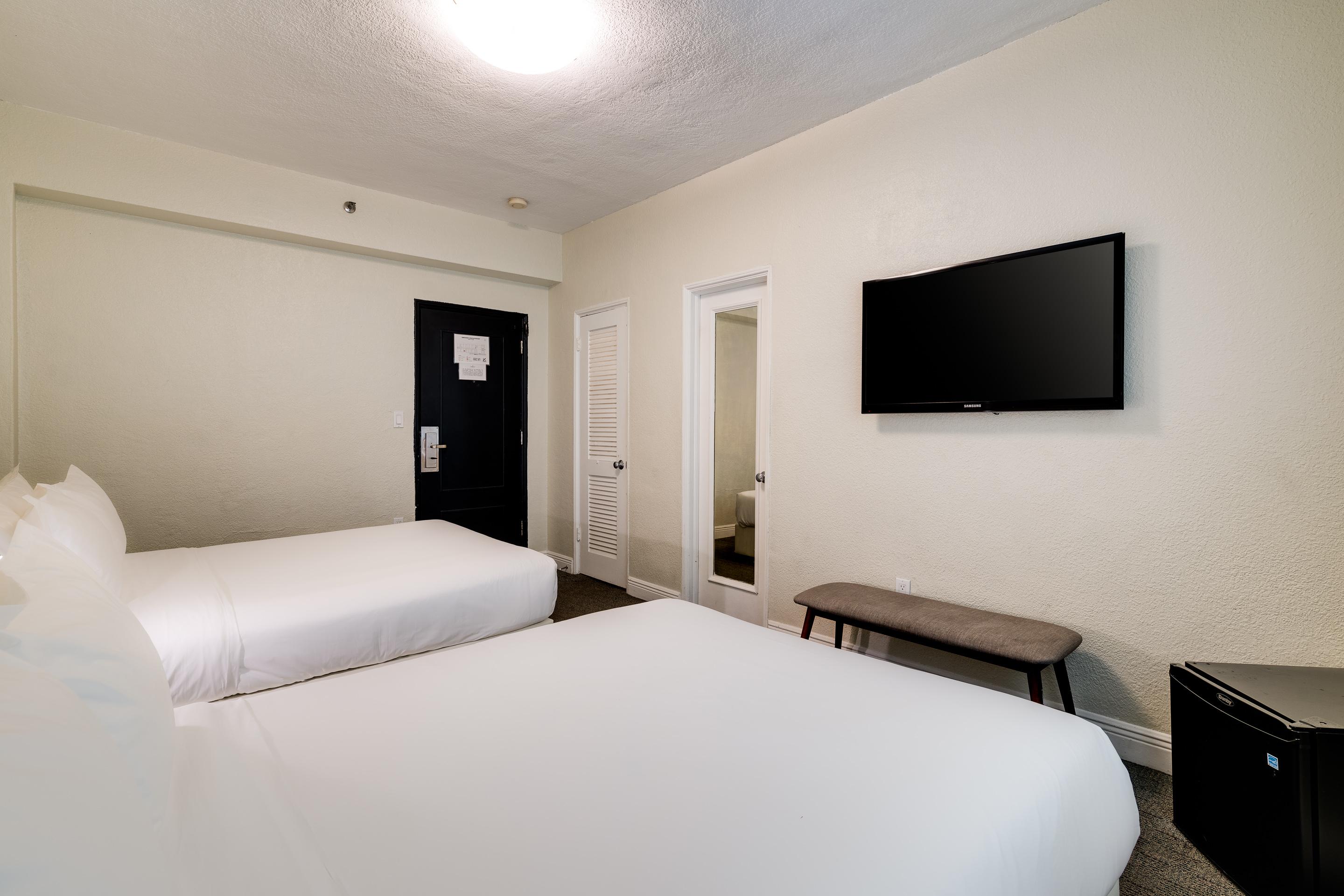 Hotel Crest