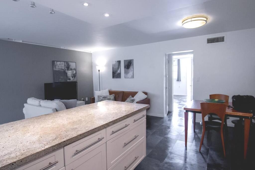 Apartment Queen 1bd+balcony 5 Min From Ocean Dr Free Parking *
