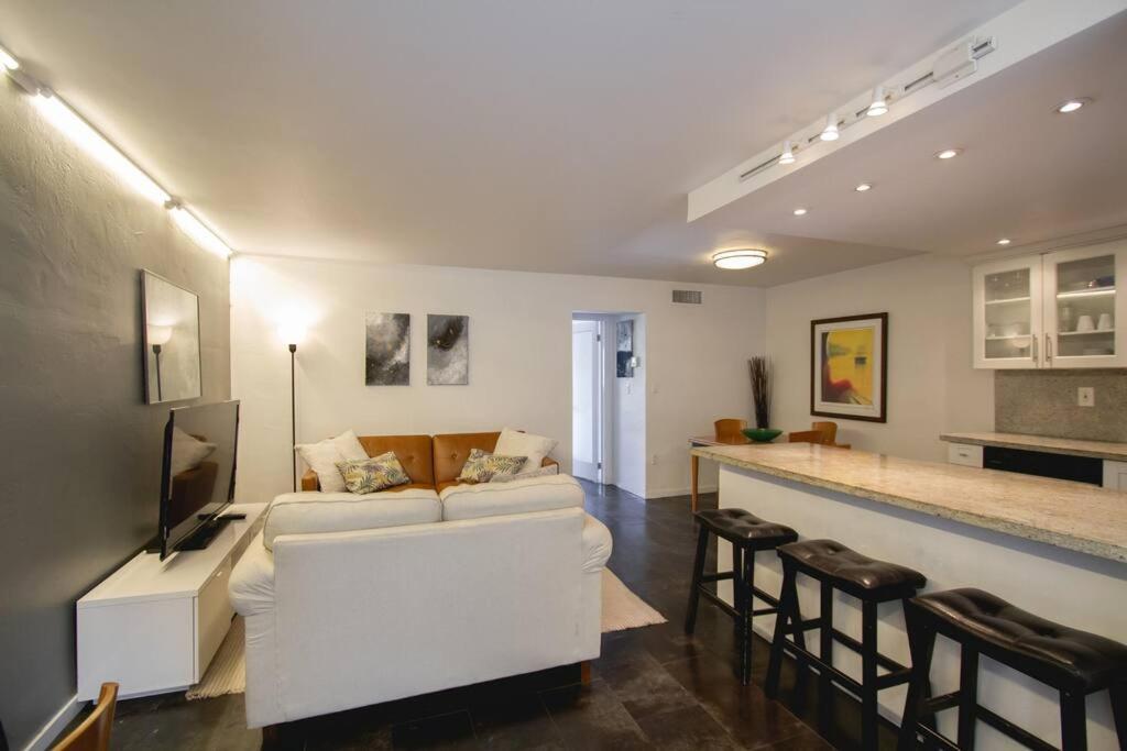 Apartment Queen 1bd+balcony 5 Min From Ocean Dr Free Parking *