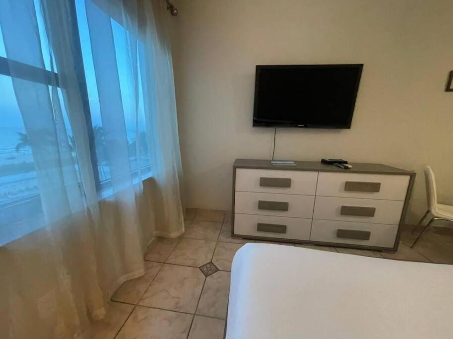 Chic Ocean Front Studio! Apartment *