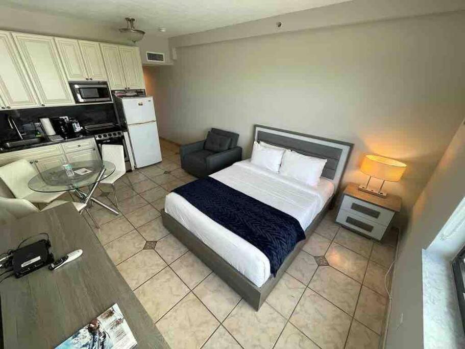 Chic Ocean Front Studio! Miami Beach