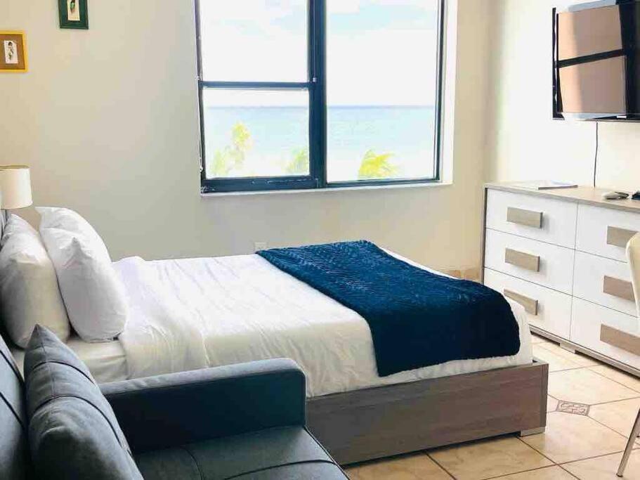 Chic Ocean Front Studio!