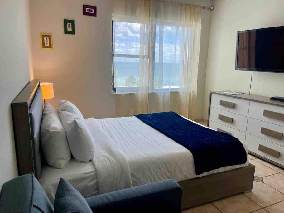 Chic Ocean Front Studio! Apartment *