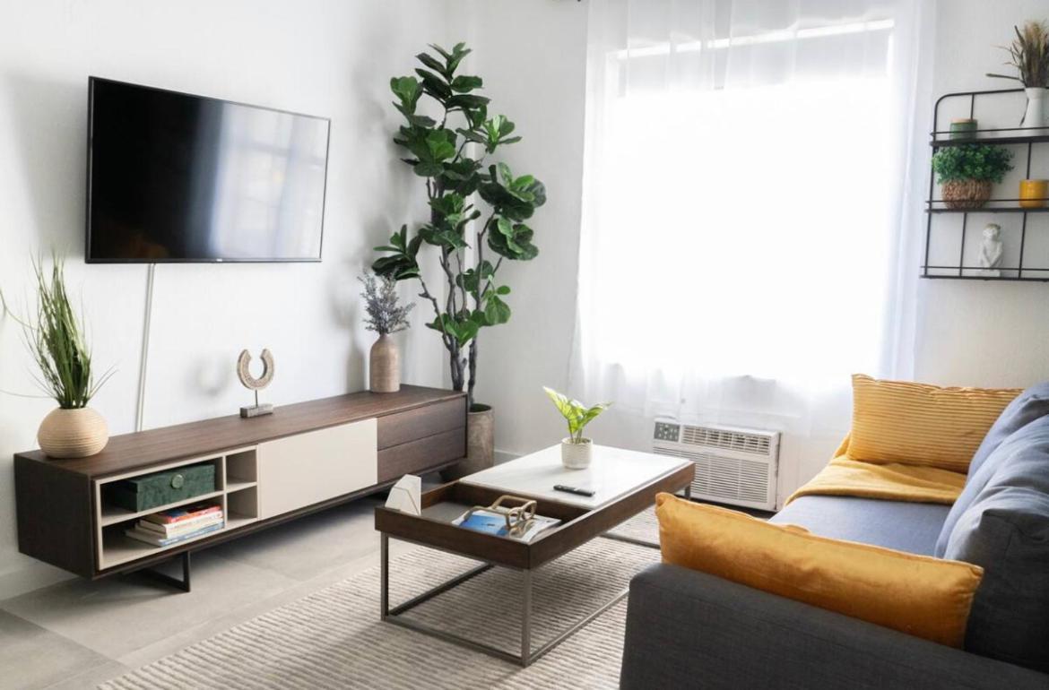 Newely Remodeled Only 1 Min To The Beach! Apartment *