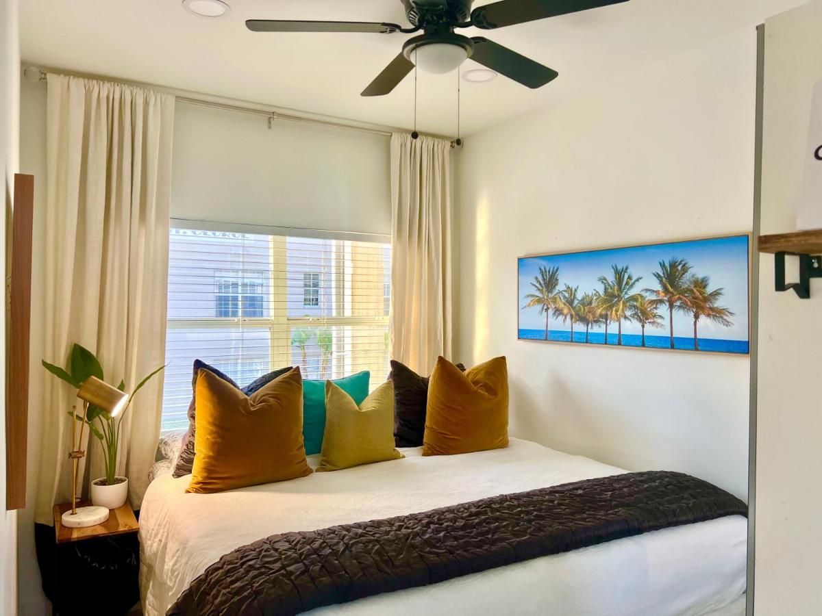 Sobe Monarch-walk To The - Ocean Drive Good Time And Angler Across The Street *