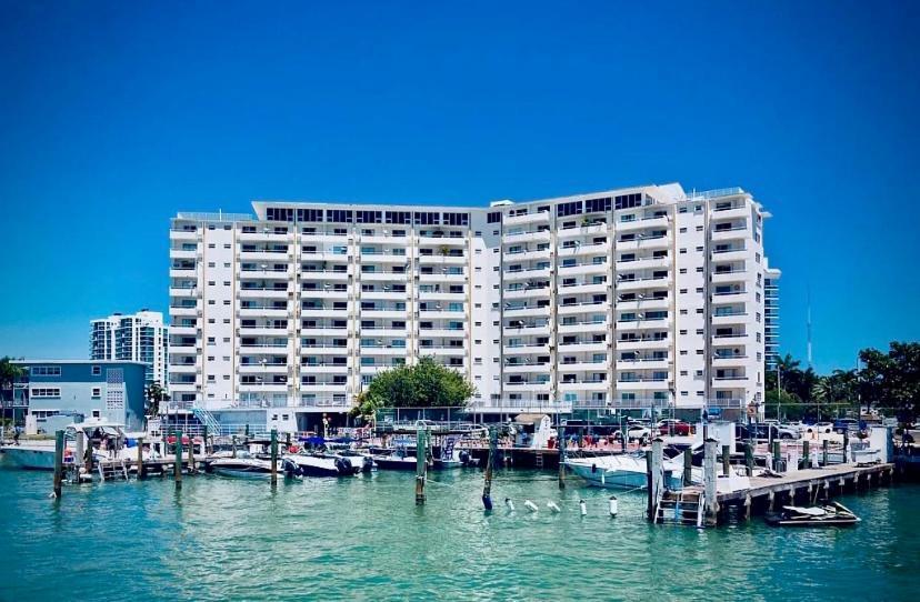 Deluxe Waterfront One Bedroom With Miami Skyline View, Free Parking 5 Mins Drive To Miami Miami Beach
