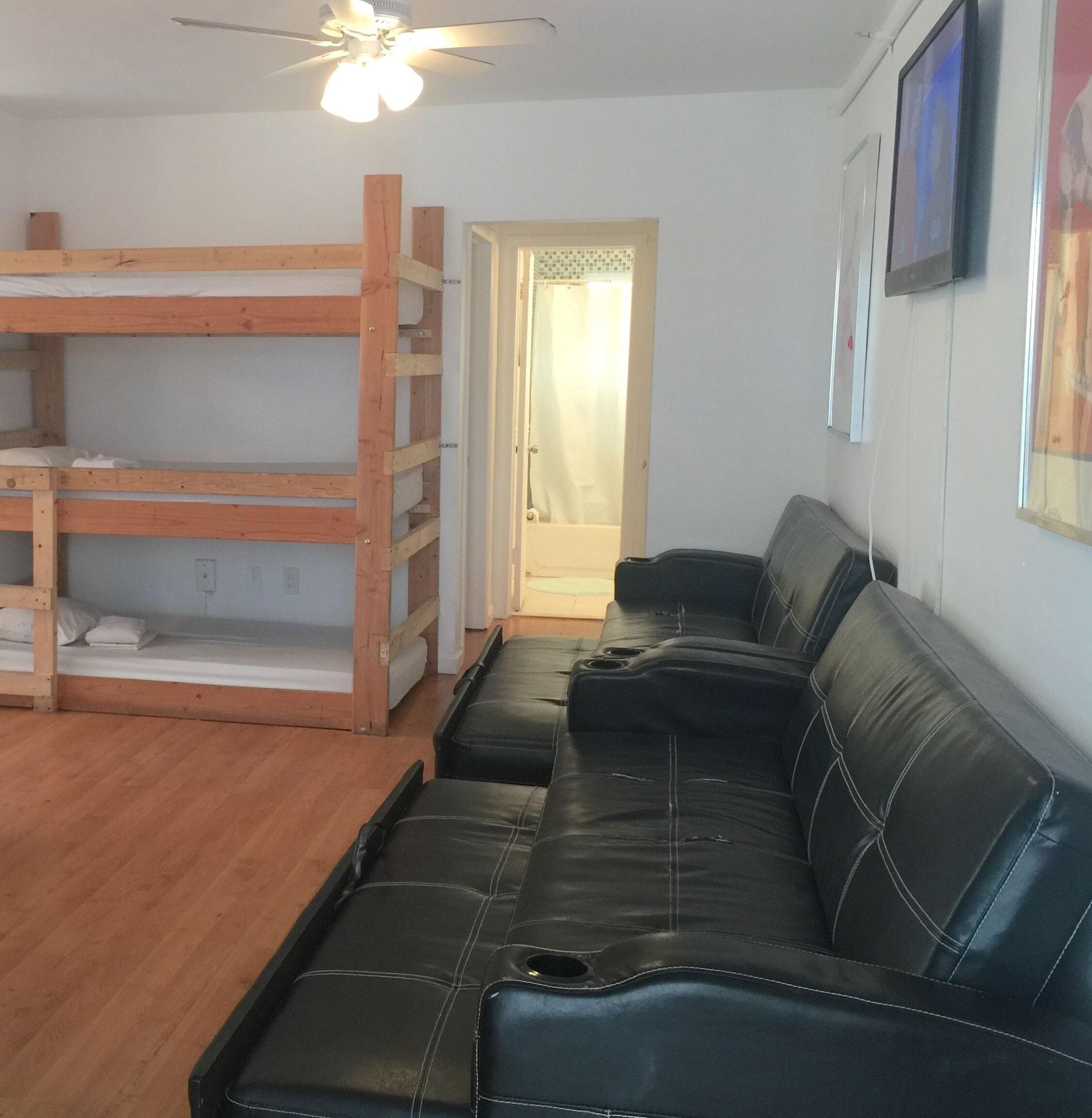 Bikini Hostel, Cafe&beer Garden * Miami Beach