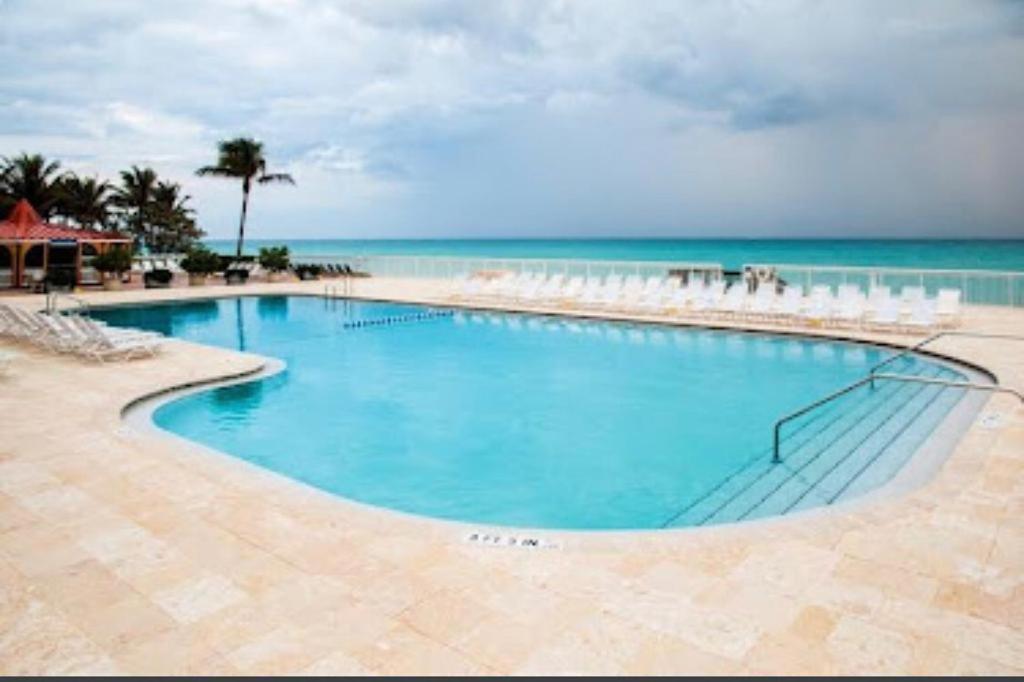 Lovely Beaches Ocean & City View Apartment
