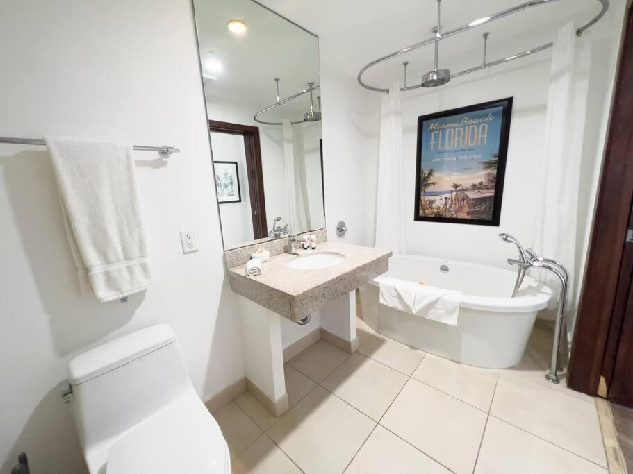Rooftop-pool King Bed On Ocean Dr C305 * Miami Beach