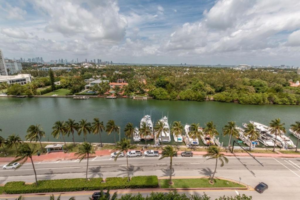 Fonttrebvsjs - Unit 1117 * Miami Beach