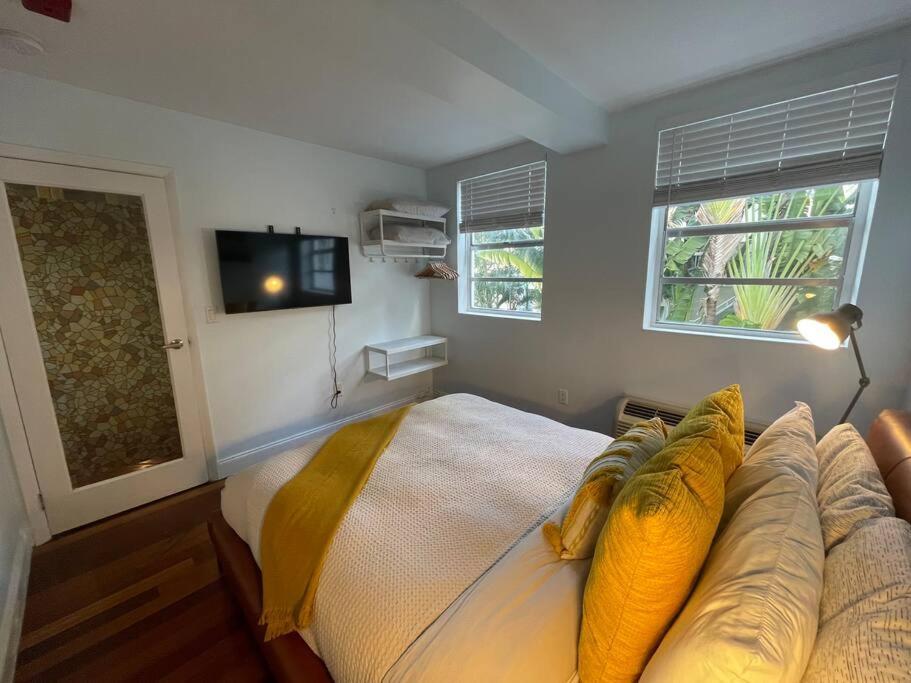 Bright Corner 1 Bedroom, 2 Blocks To Beach, W/pool Apartment Miami Beach
