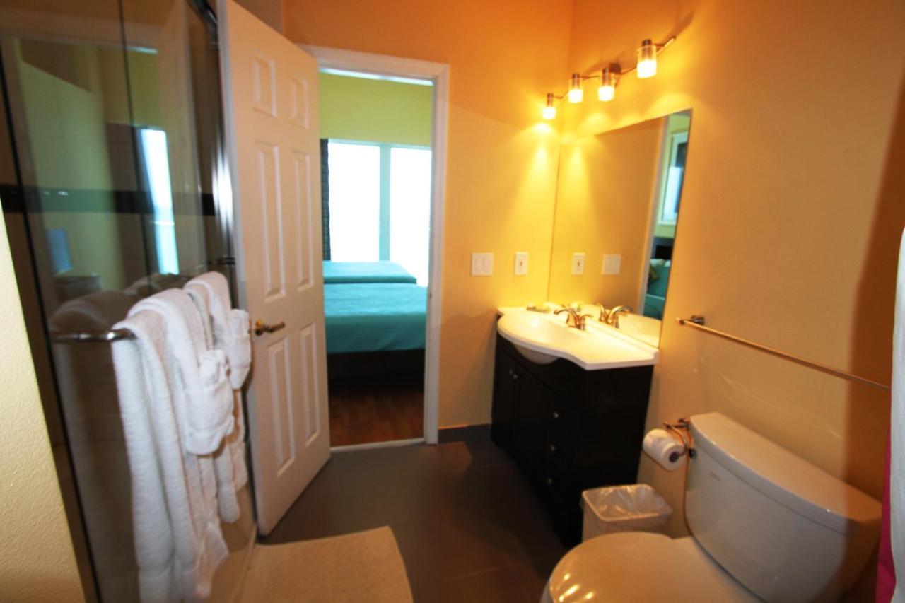 Castle Ph2 Balcony Oceanfront Condo, Access, Pool, Tennis, Free Parking Holiday home Miami Beach