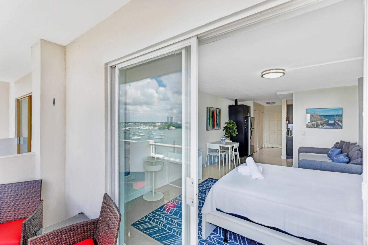 Waterfront With Free Parking Apartment *