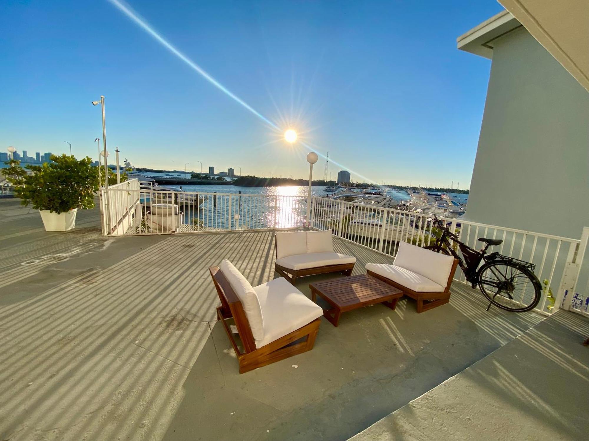 Luxurious Remodeled Direct Waterfront With Miami Skyline View And Outdoor Terrace Free Parking 5min Drive To Miami