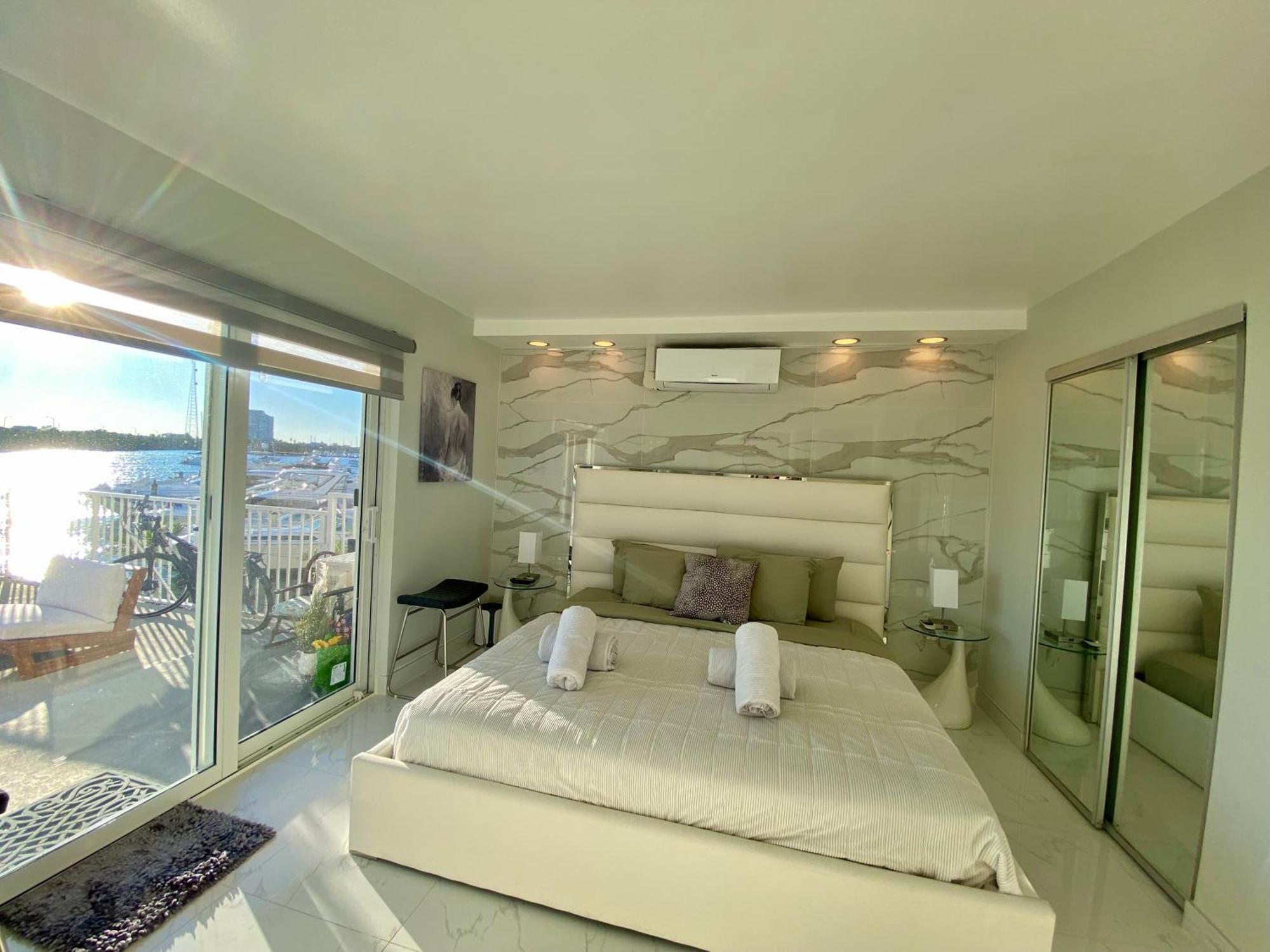 Luxurious Remodeled Direct Waterfront With Miami Skyline View And Outdoor Terrace Free Parking 5min Drive To Miami *