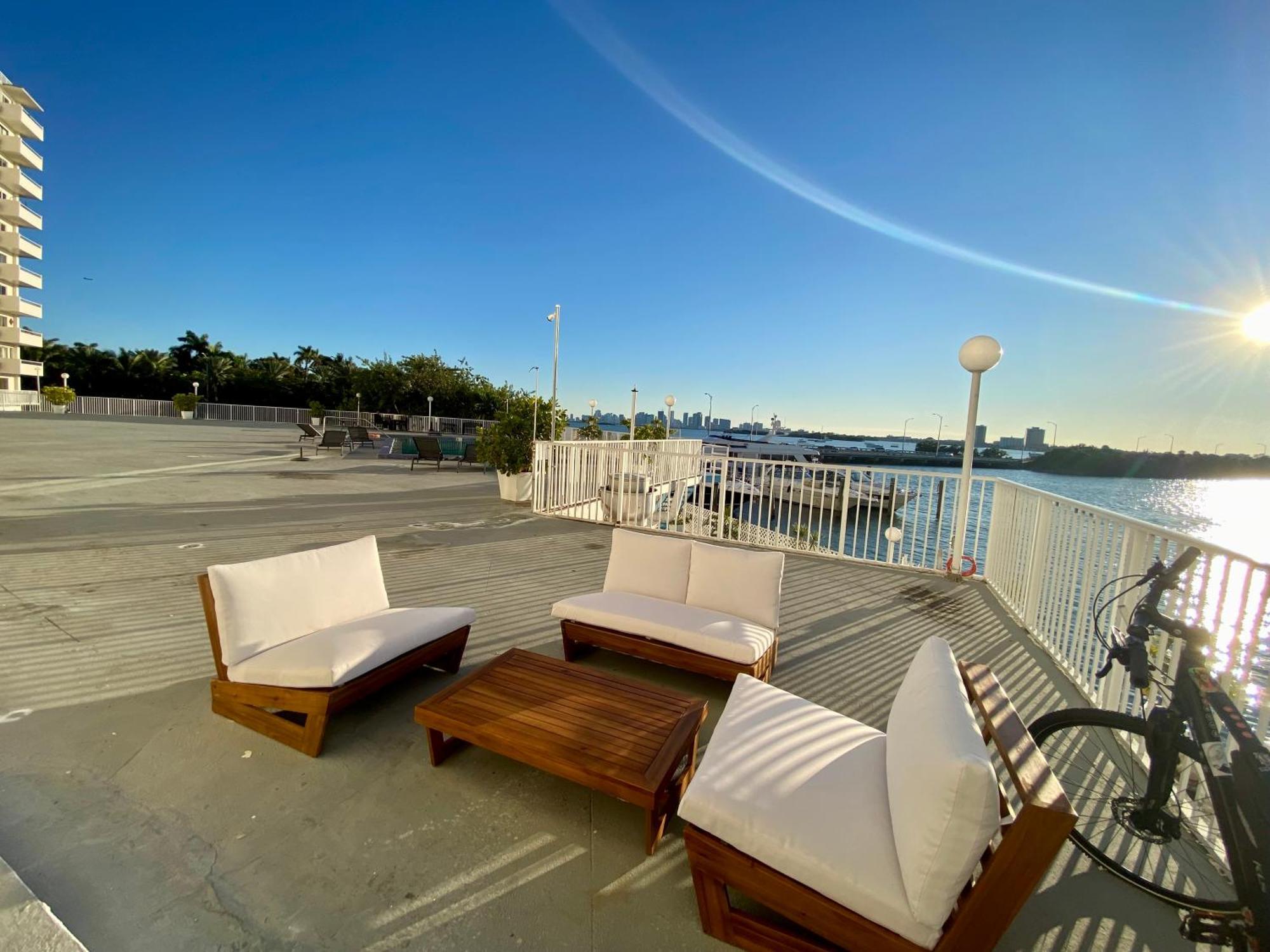 Luxurious Remodeled Direct Waterfront With Miami Skyline View And Outdoor Terrace Free Parking 5min Drive To Miami * Miami Beach