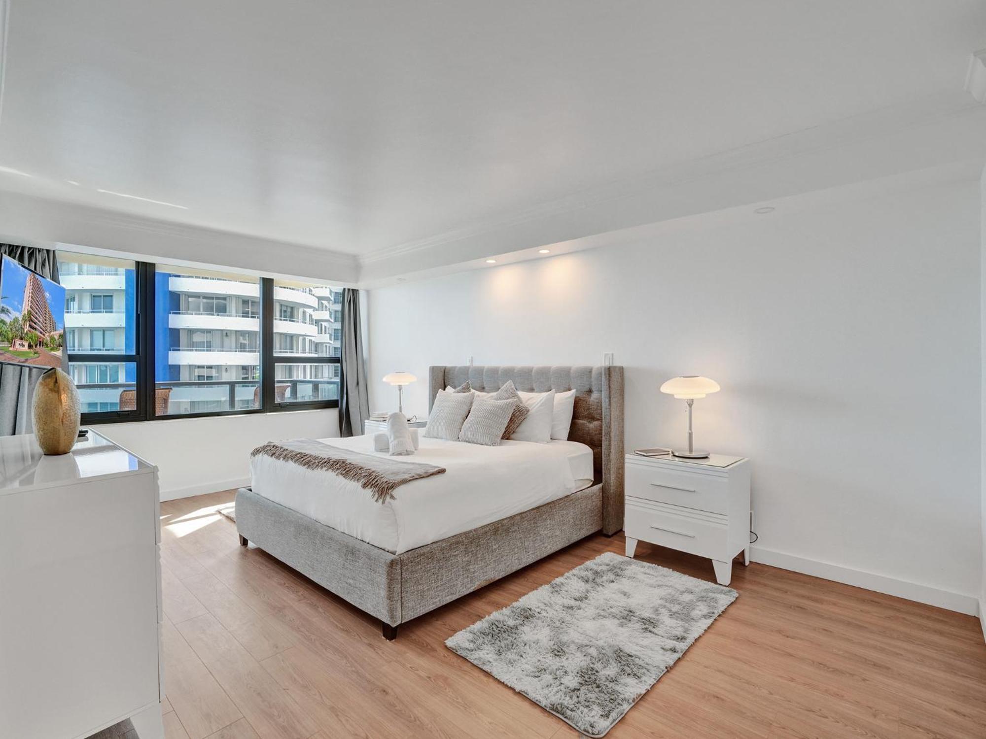 Spacious Ocean View Service 803 Miami Beach