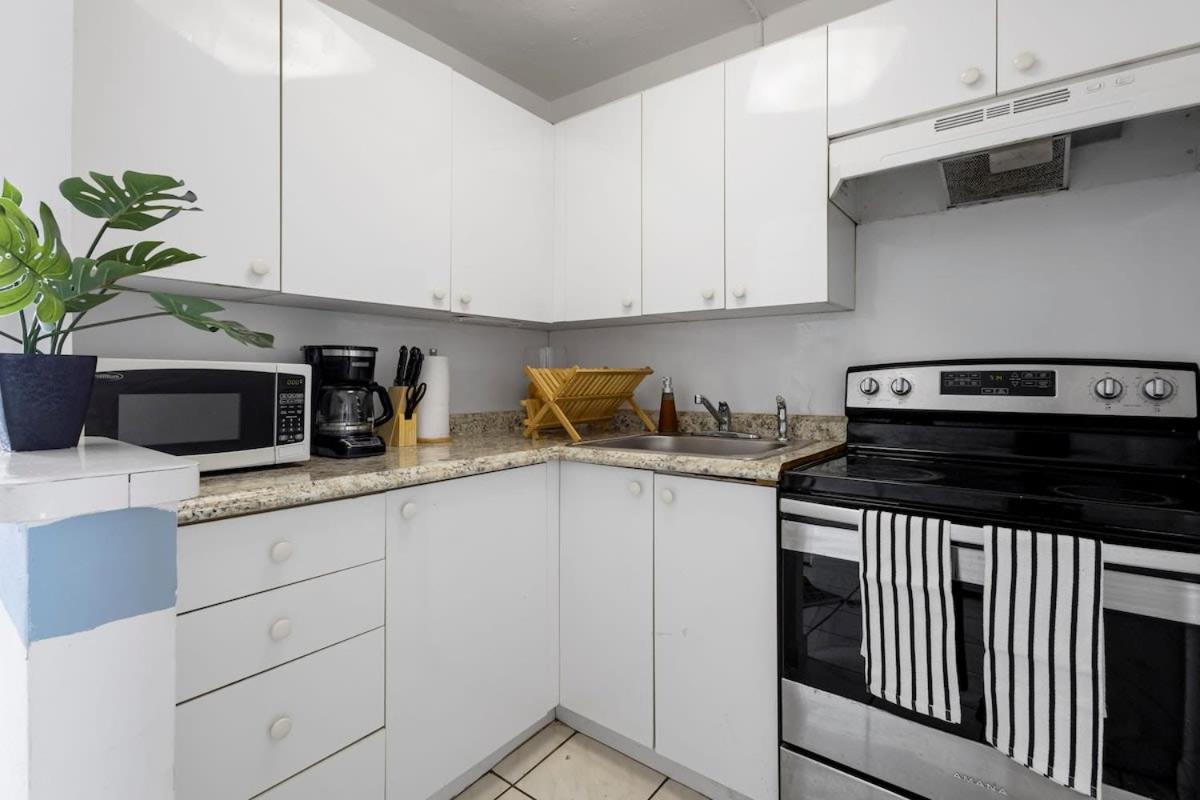 Bayshore Bliss- Cozy Space Pool & Views Apartment