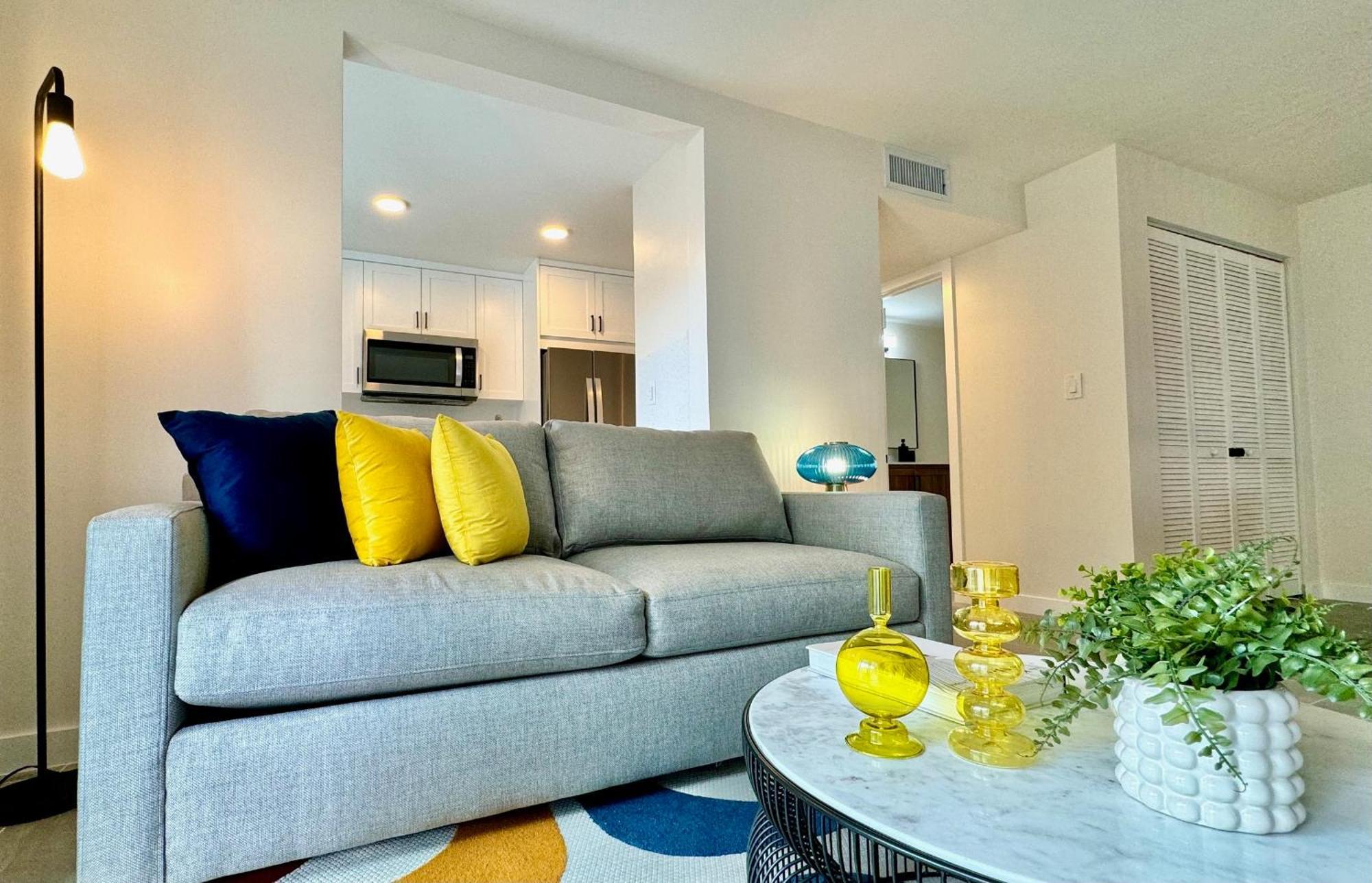 Modern / / Free Pkg Apartment