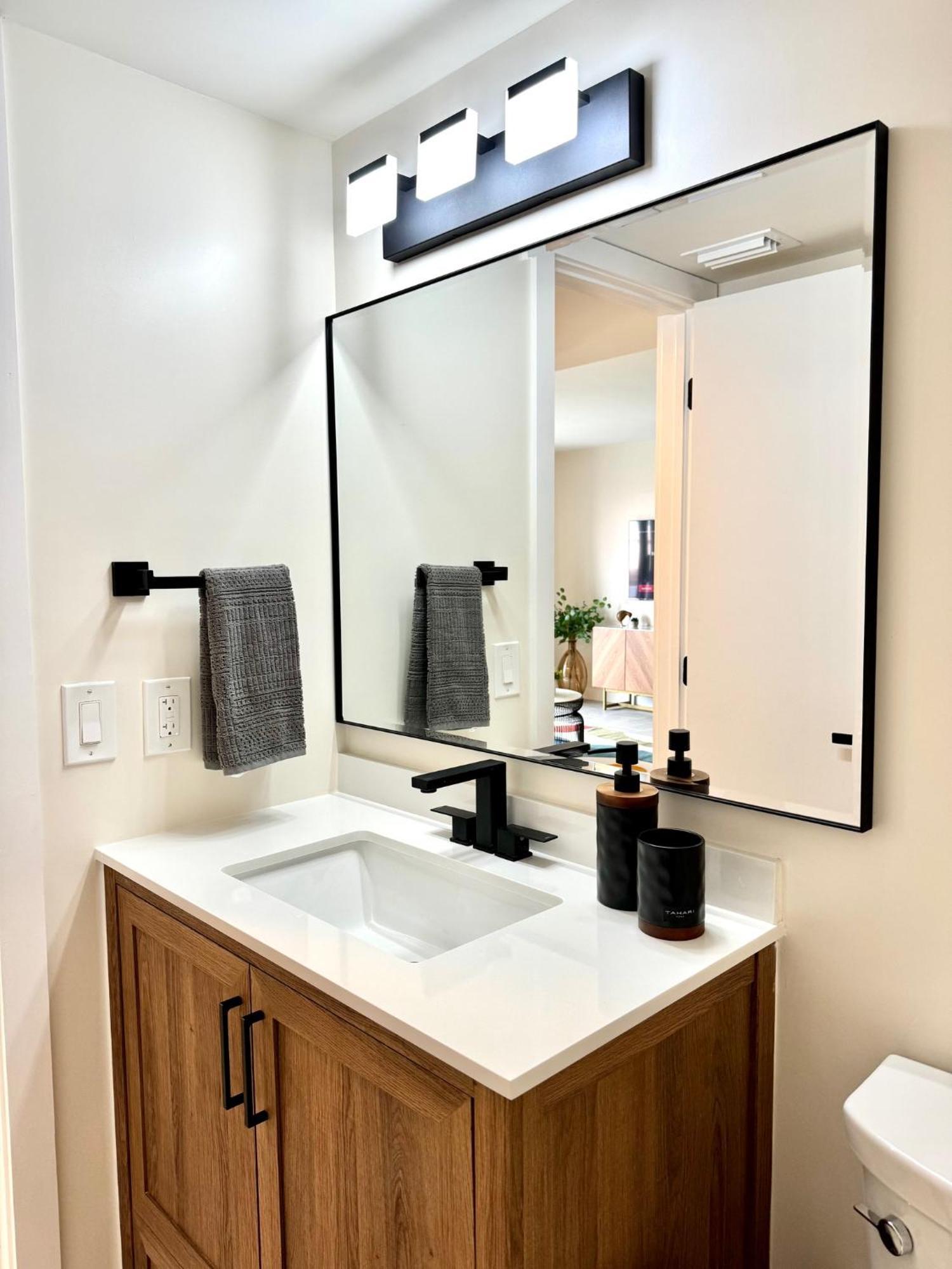 Modern / / Free Pkg Apartment