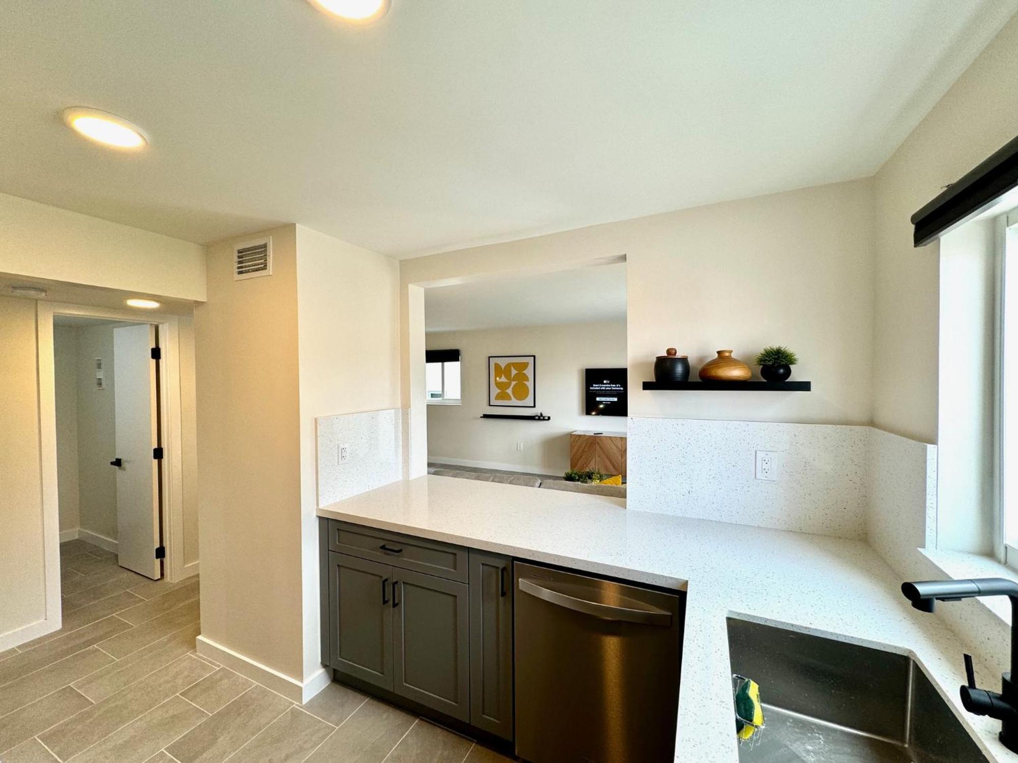 Modern / / Free Pkg Apartment