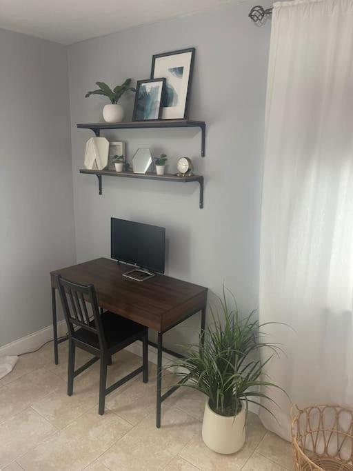 Apartment South One Bedroom With Parking Spot