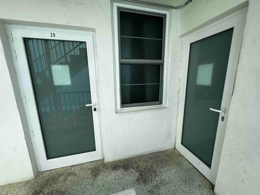 Apartment South One Bedroom With Parking Spot *