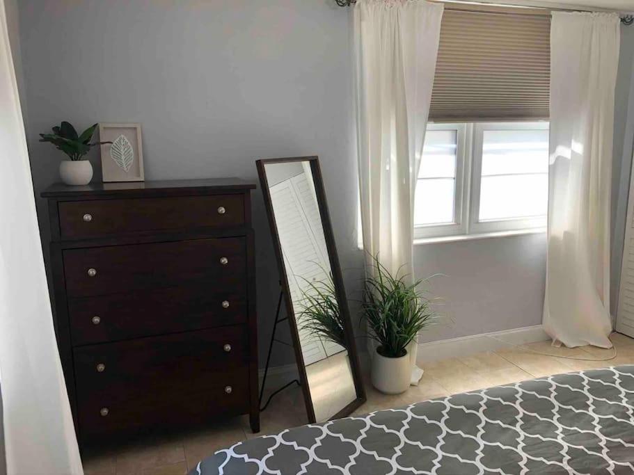 Apartment South One Bedroom With Parking Spot *