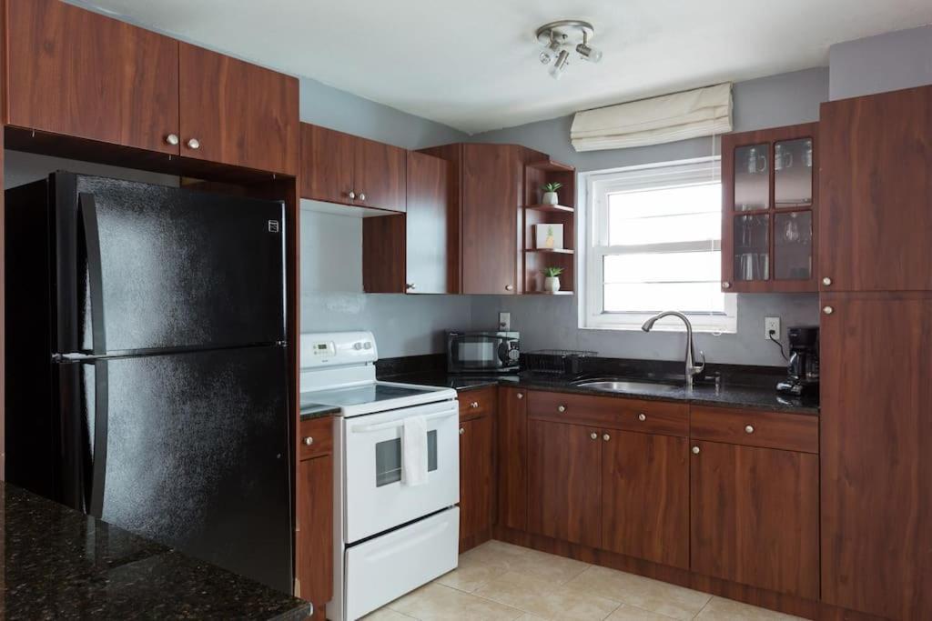 South One Bedroom With Parking Spot Apartment *