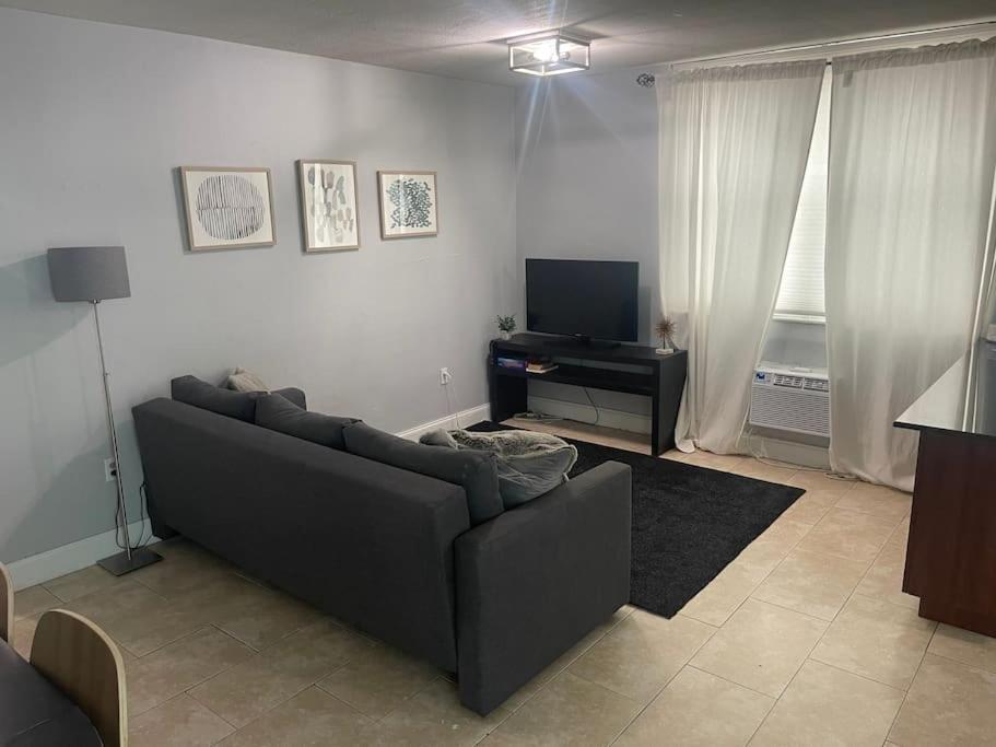 Apartment South One Bedroom With Parking Spot *