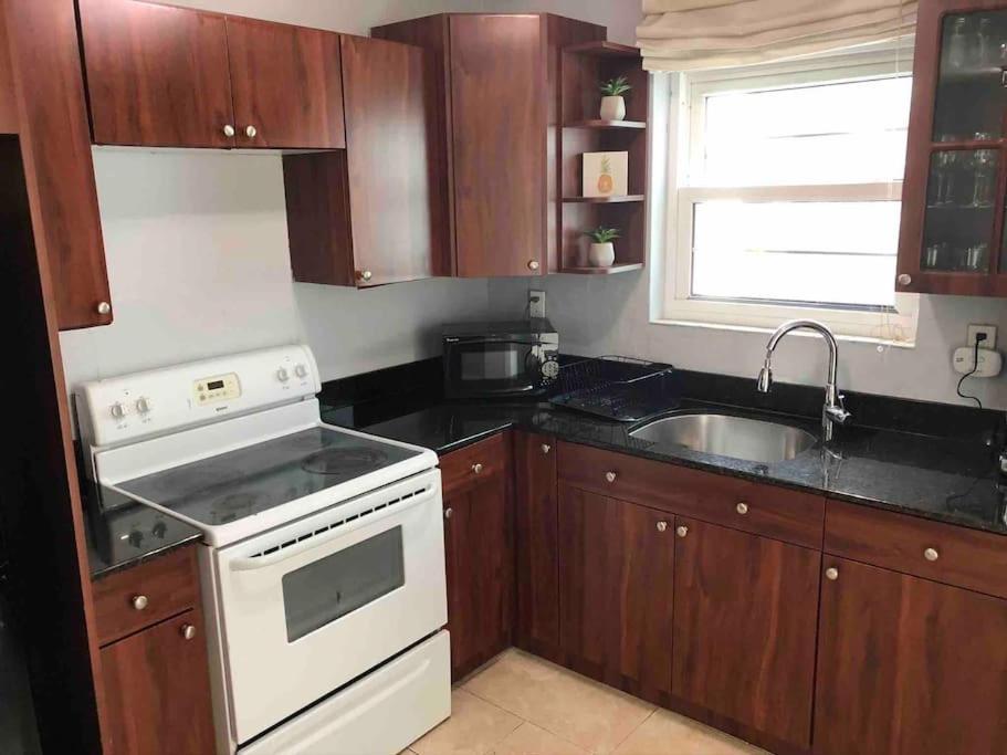 South One Bedroom With Parking Spot Apartment *