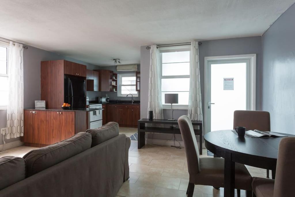 Apartment South One Bedroom With Parking Spot *