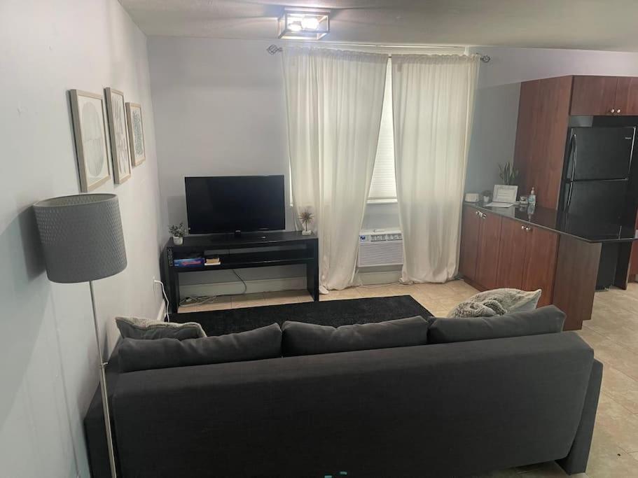 Apartment South One Bedroom With Parking Spot *