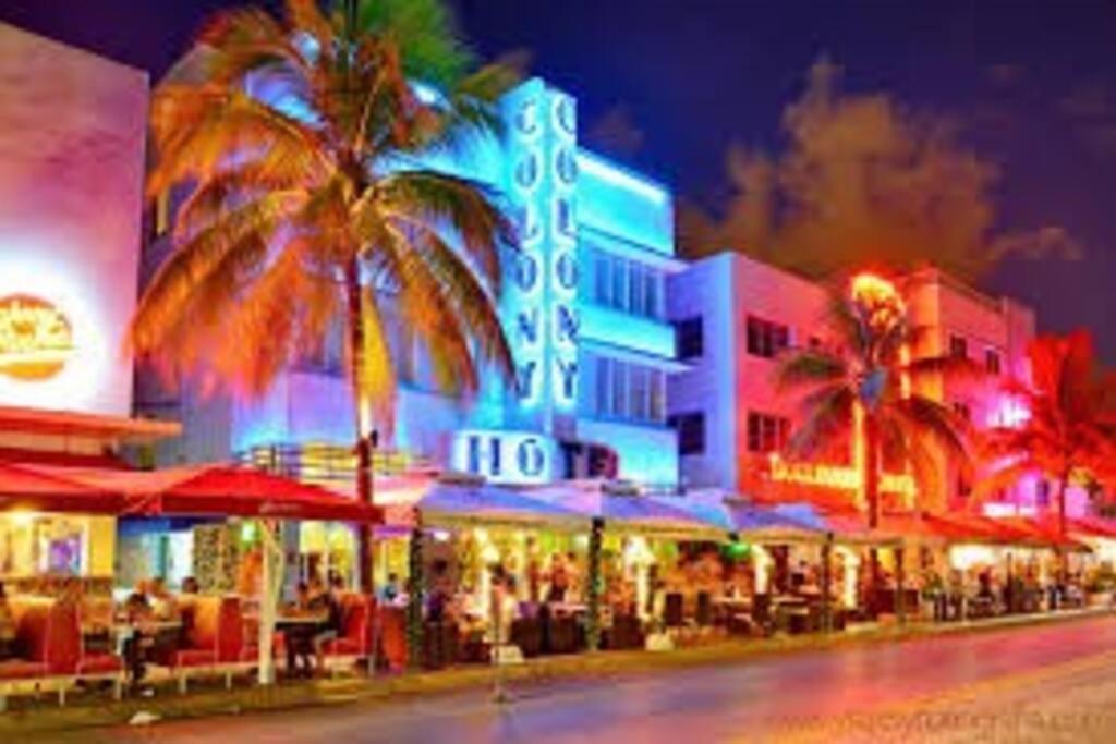 Beautiful Footsteps From The Apartment Miami Beach