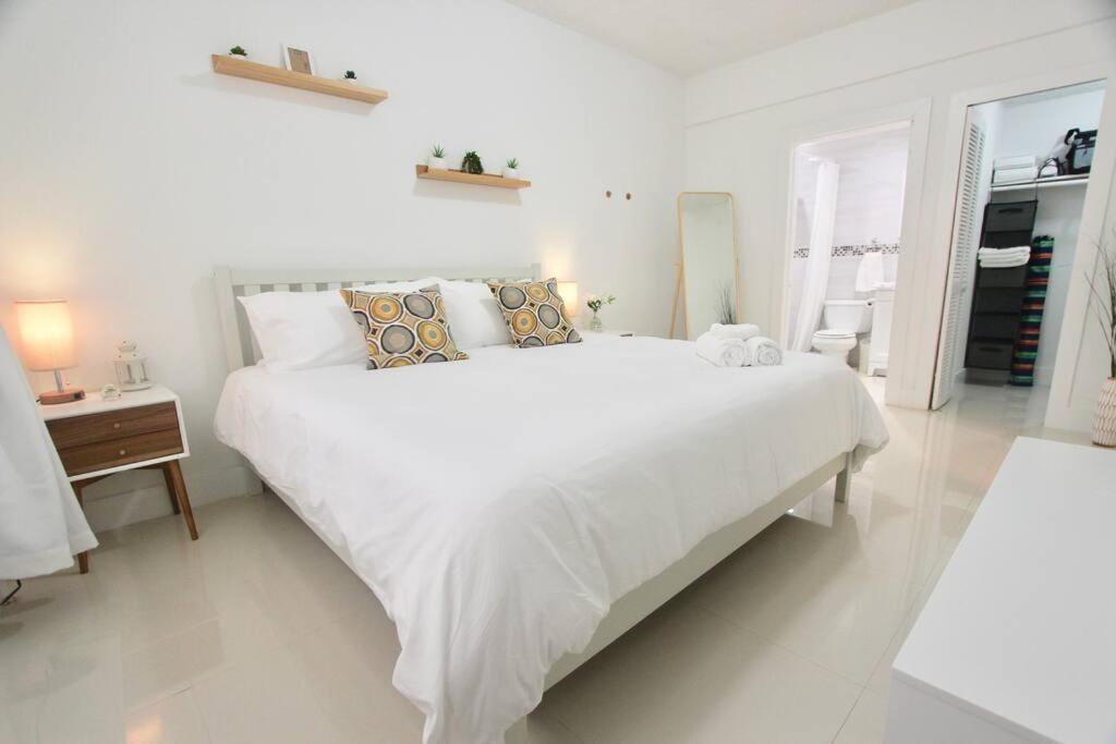 Modern 1 Bd 1 Block From The Apartment