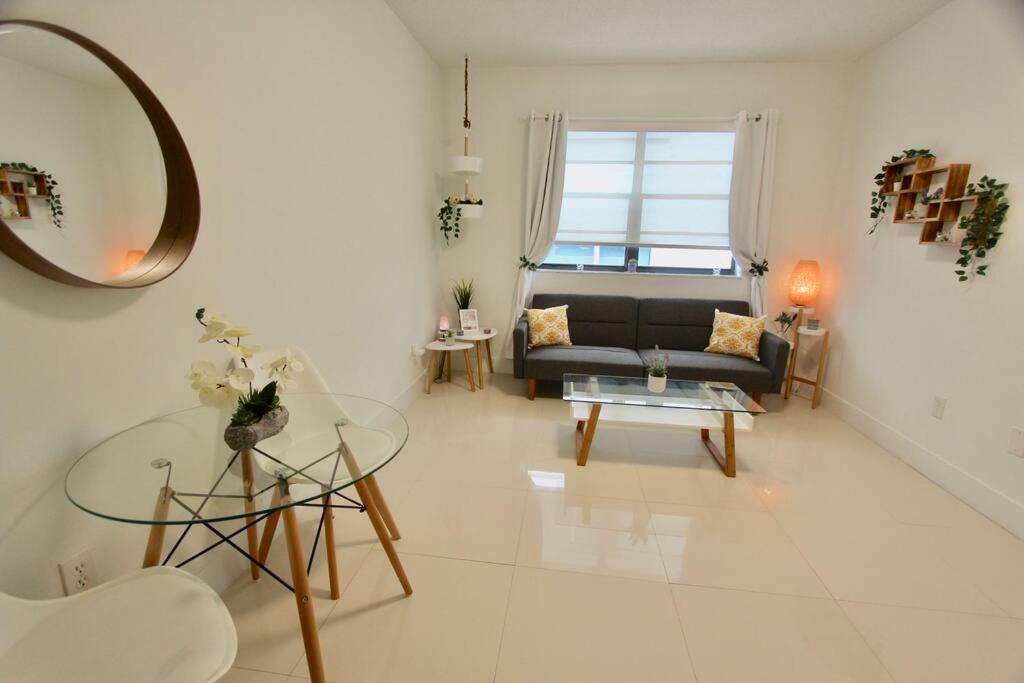 Apartment Modern 1 Bd 1 Block From The *