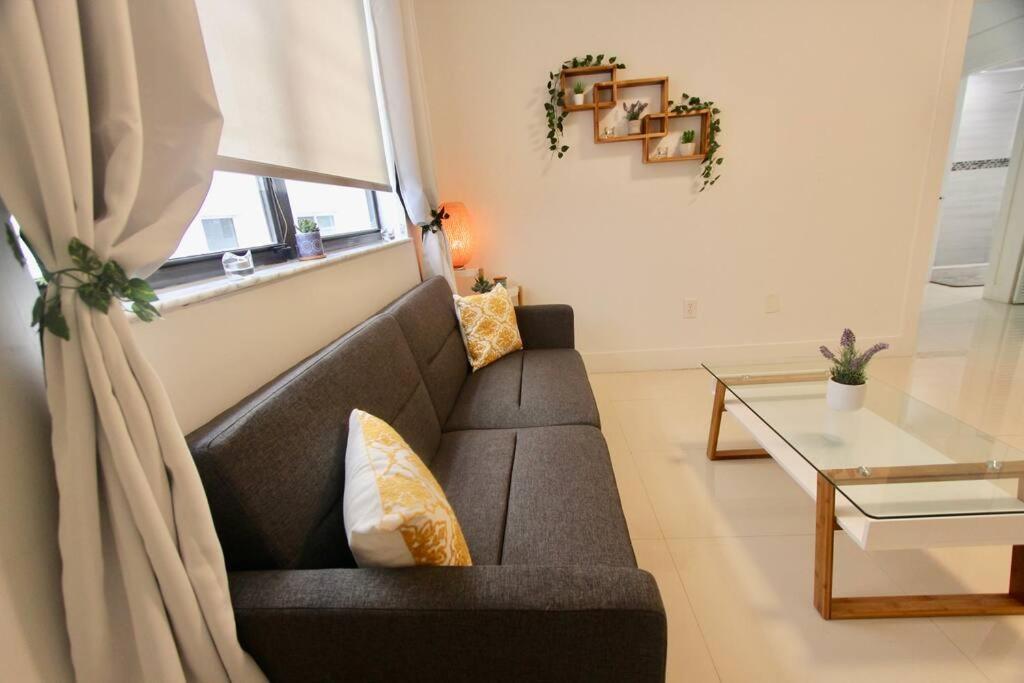 Modern 1 Bd 1 Block From The Apartment