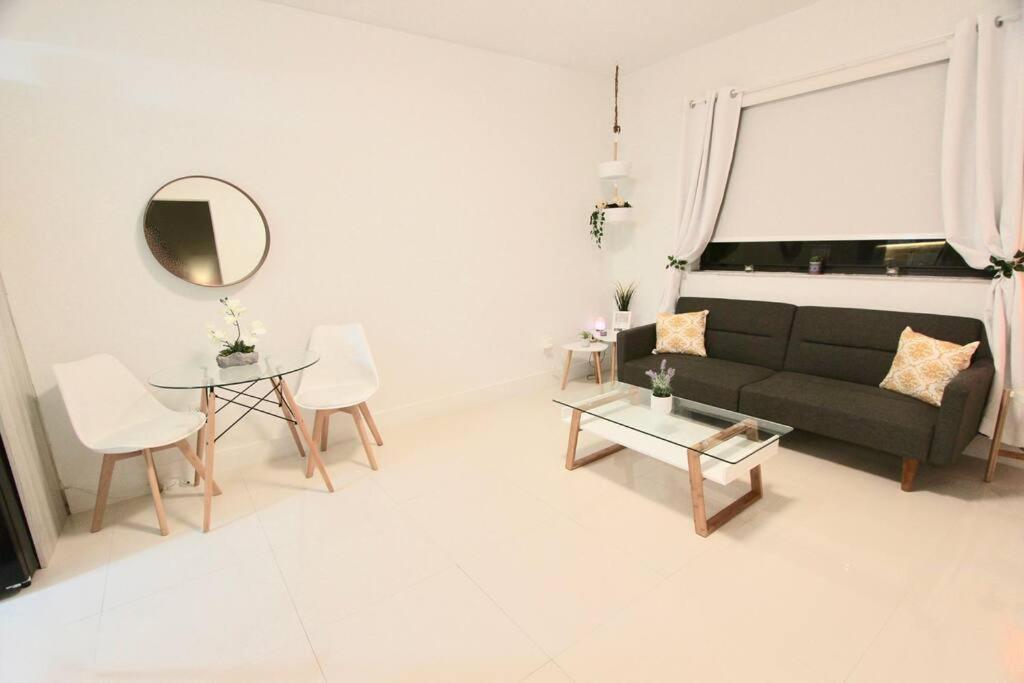 Apartment Modern 1 Bd 1 Block From The *