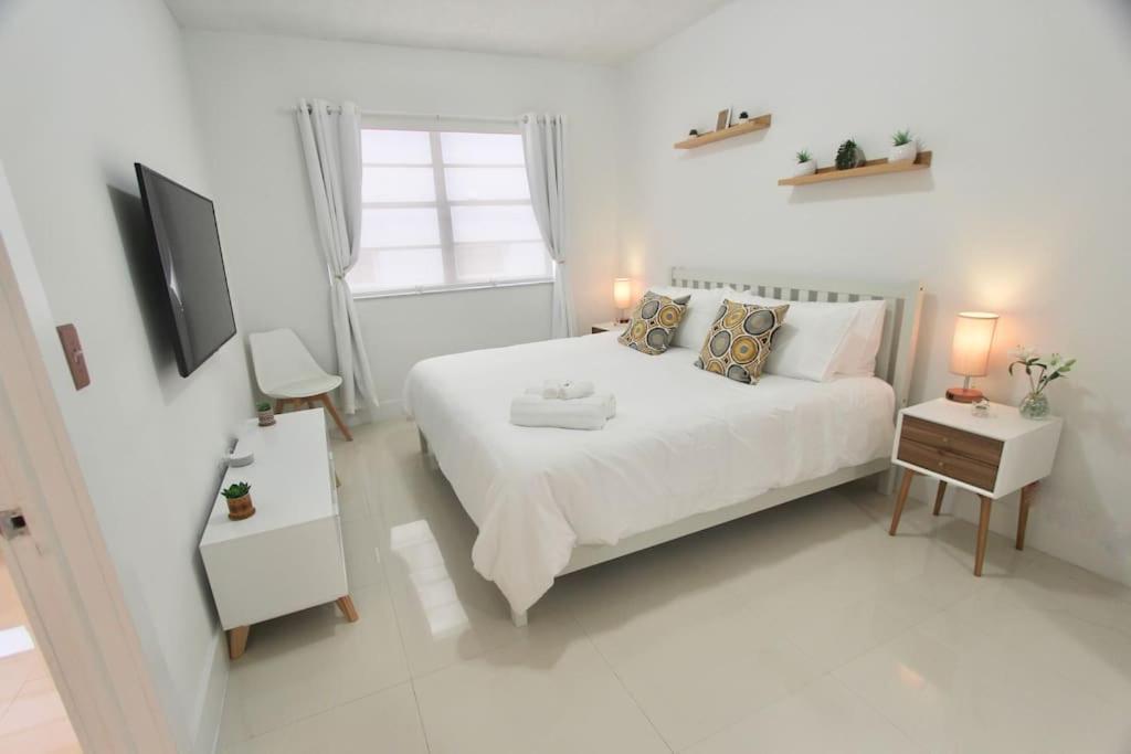 Modern 1 Bd 1 Block From The *