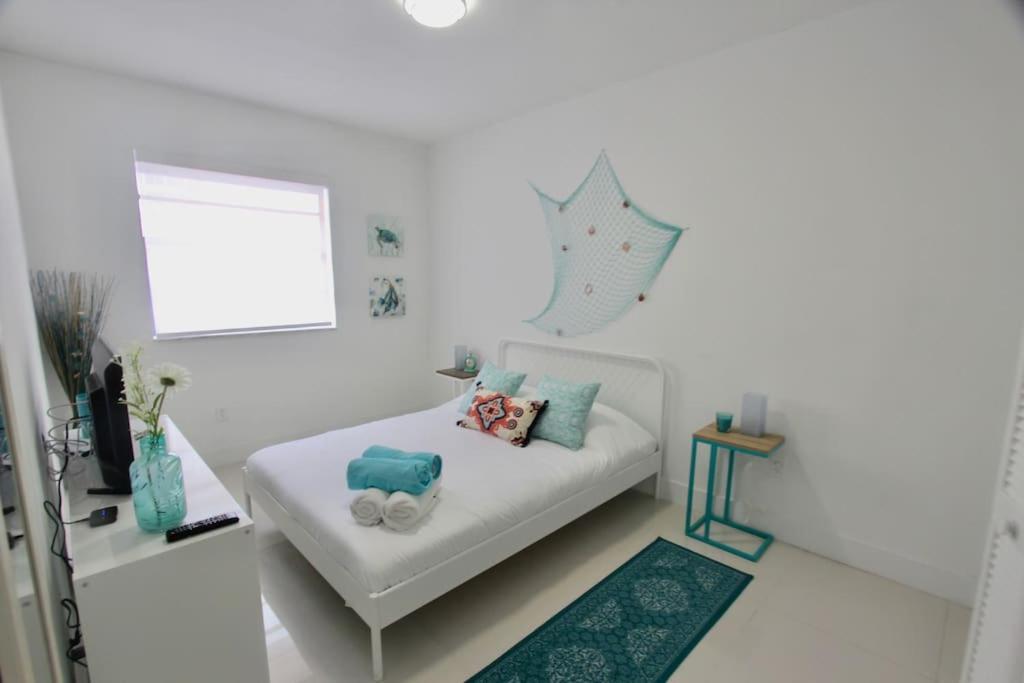 Apartment 2 Stylish Sobe 1/2 Block From The Beach!!!!
