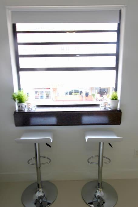 2 Stylish Sobe 1/2 Block From The Beach!!!! *