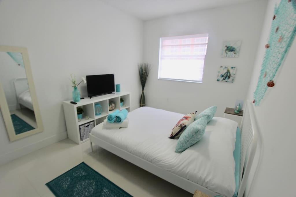 2 Stylish Sobe 1/2 Block From The Beach!!!!